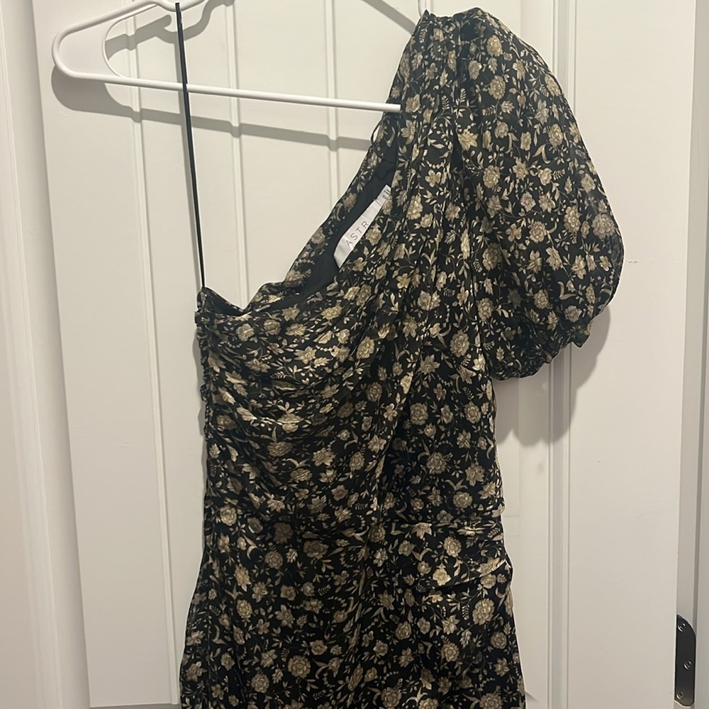 ASTR The Label Asymmetrical One-Shoulder Dress - Picture 5 of 7
